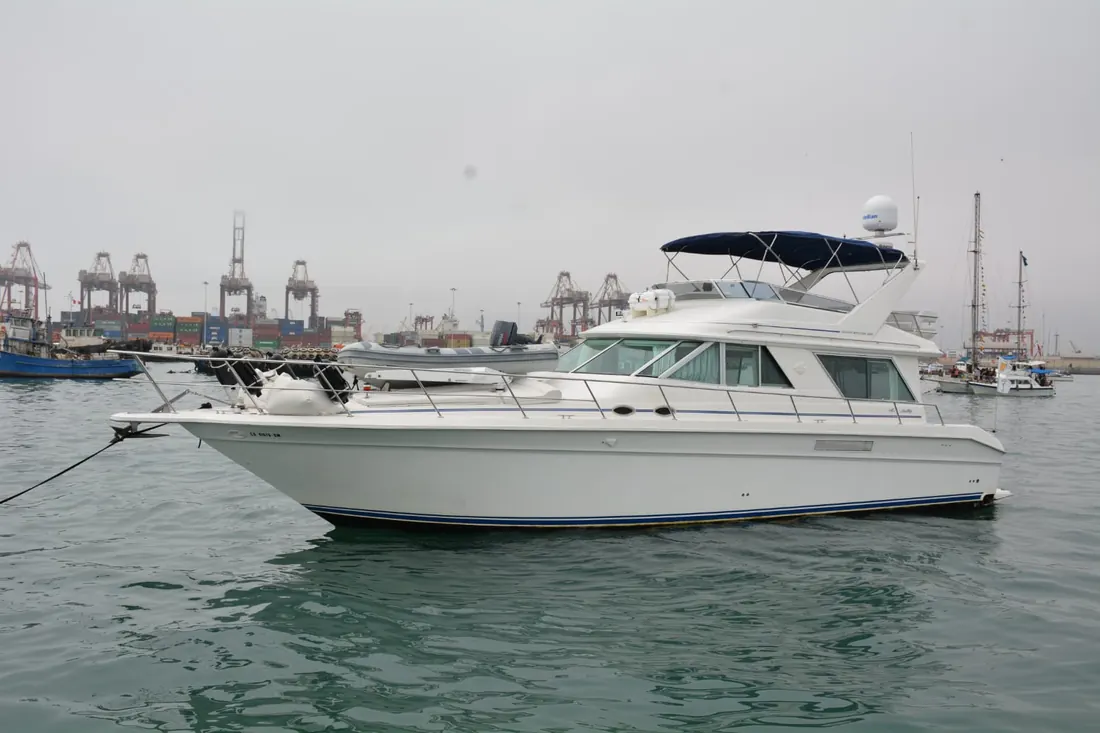 Yate Omega Premium navegando