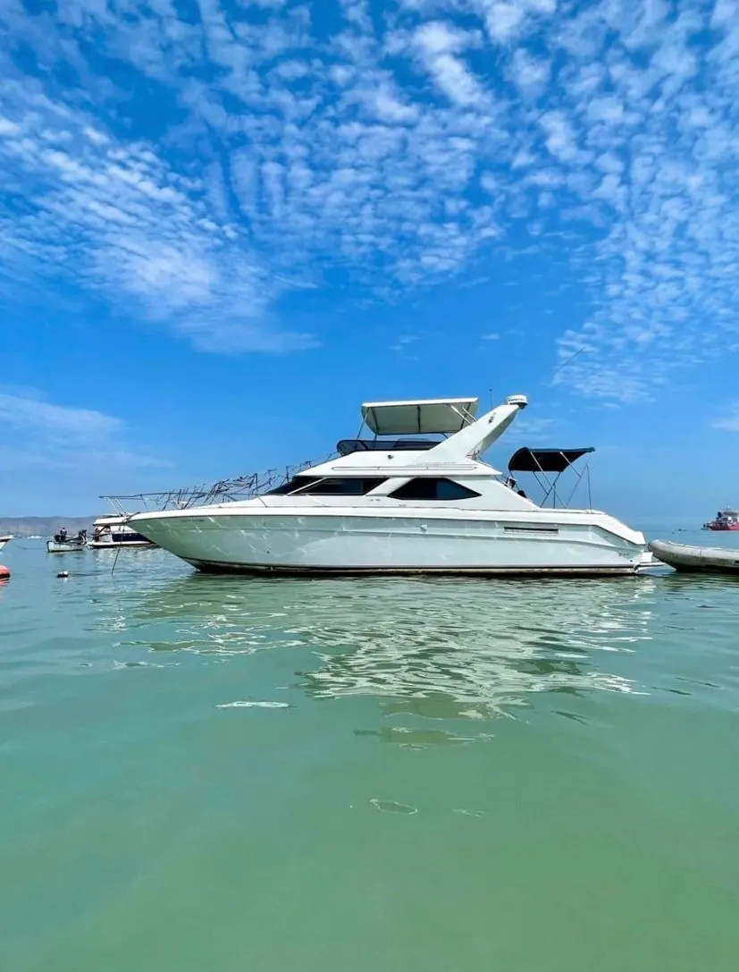 Yate Sea Ray Premium navegando en la Bahía de La Punta