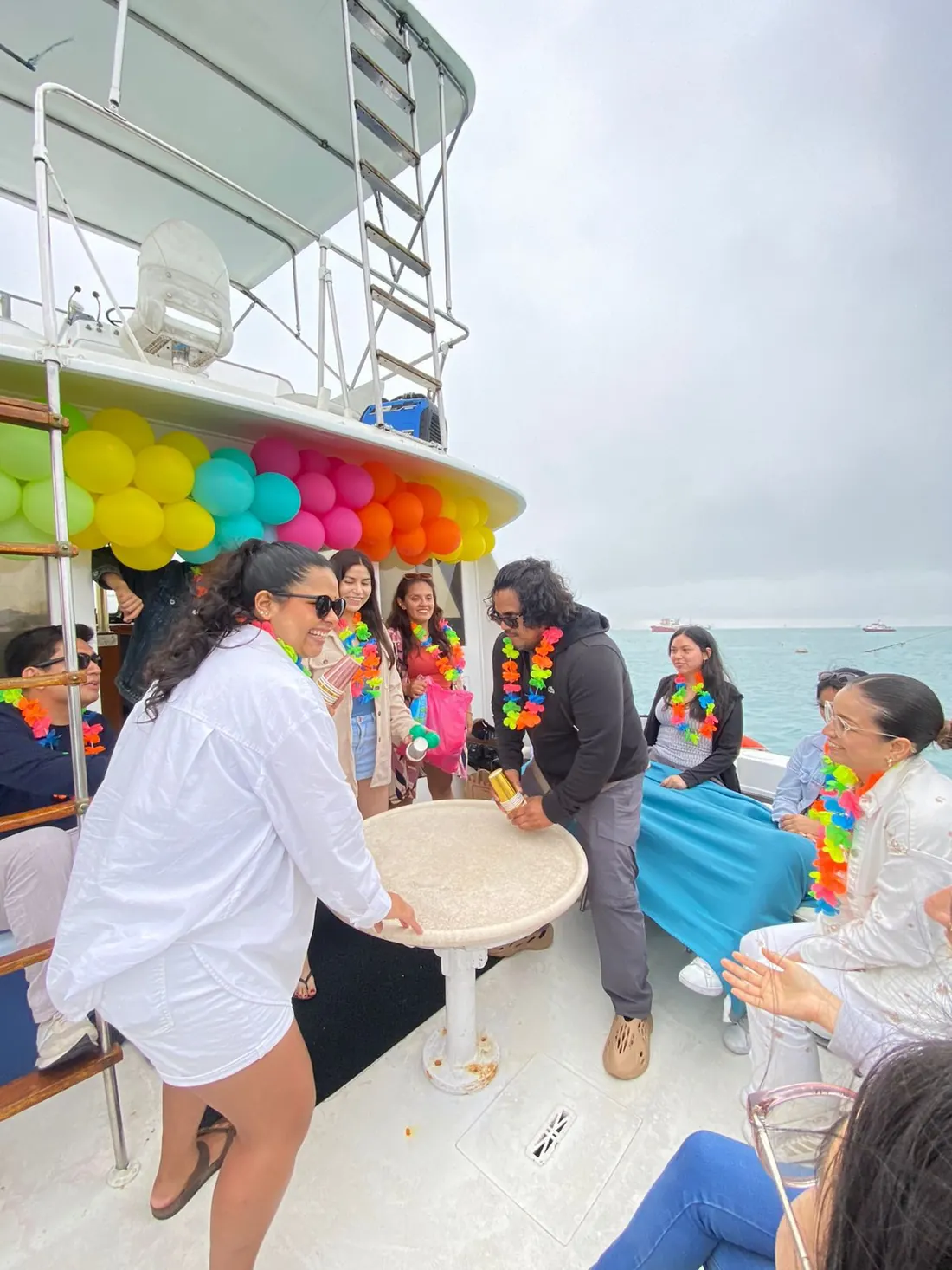 Fiesta a bordo del yate Delphis en la Bahía del Callao