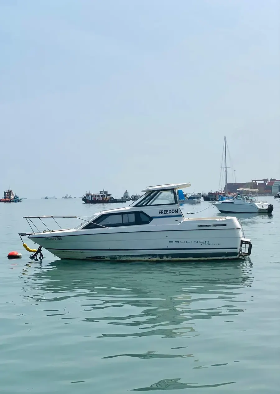 Mini yate Freedom navegando en la bahía del Callao