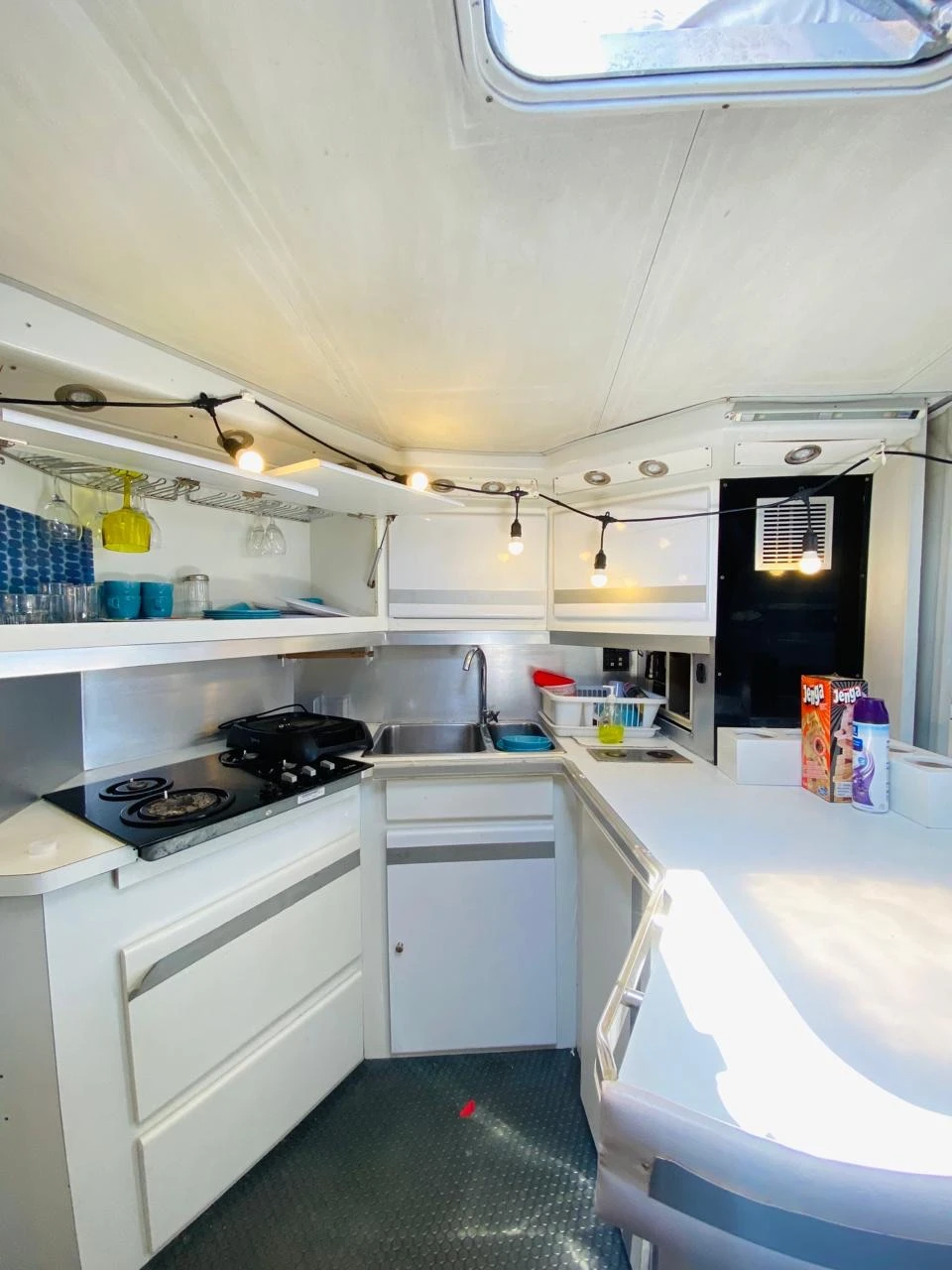 Cocina equipada del Yate Grace
