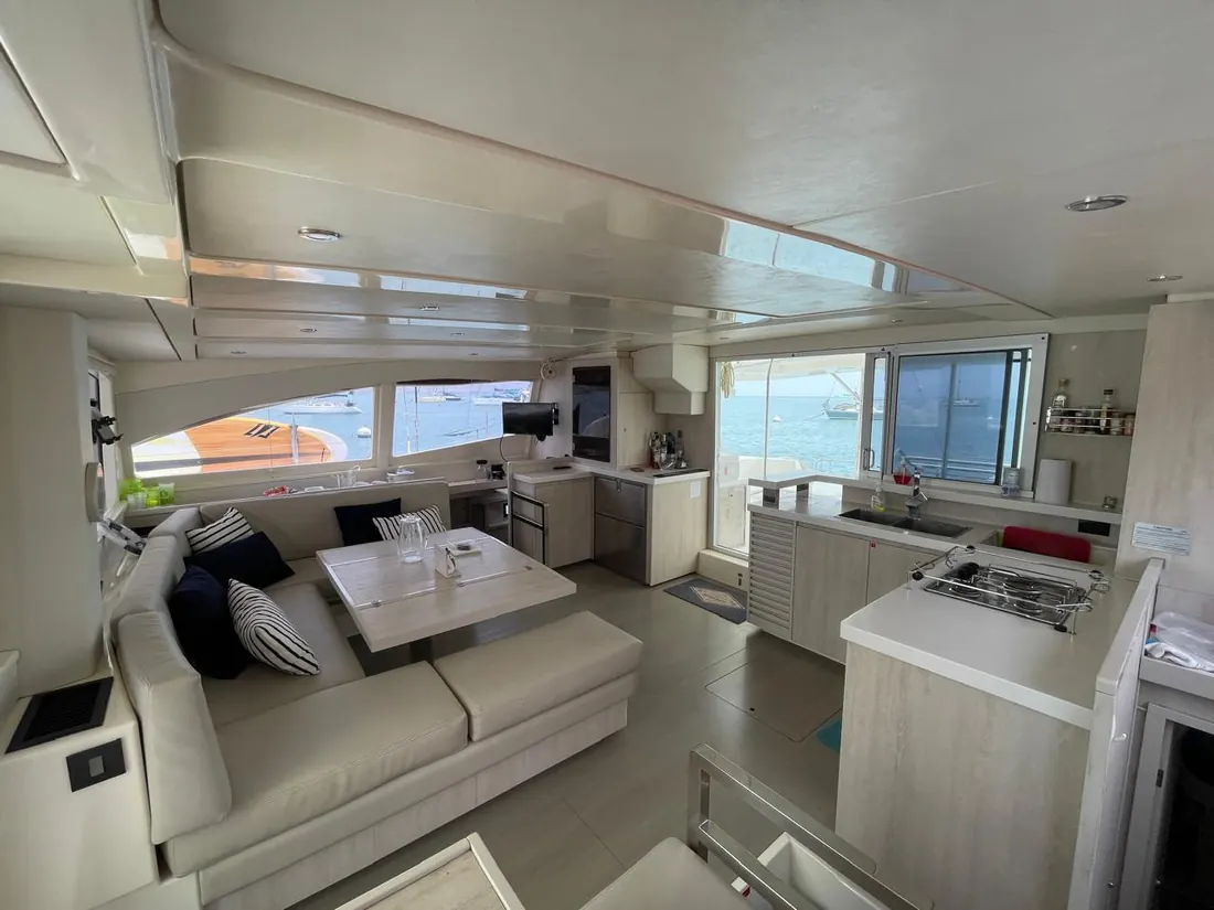 Sala y cocina del Catamarán Deluxe Leopard 48 pies