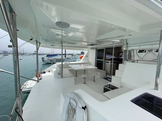Zona de estar en cubierta del Catamarán Deluxe Leopard 48 pies