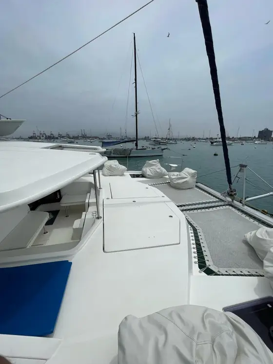 Proa del Catamarán Deluxe Leopard 48 pies