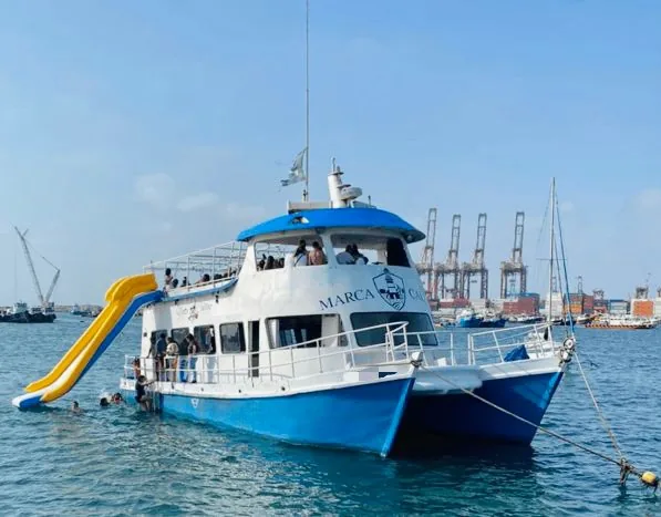 Catamarán Gigante Mikeira con tobogán en la Bahía del Callao