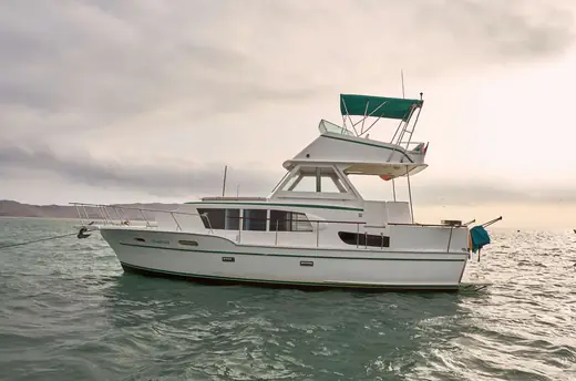 Yate Nalon anclado en la bahía