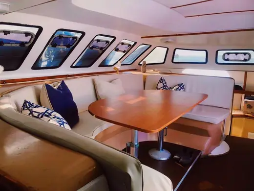 Sala comedor del catamarán Perla Negra