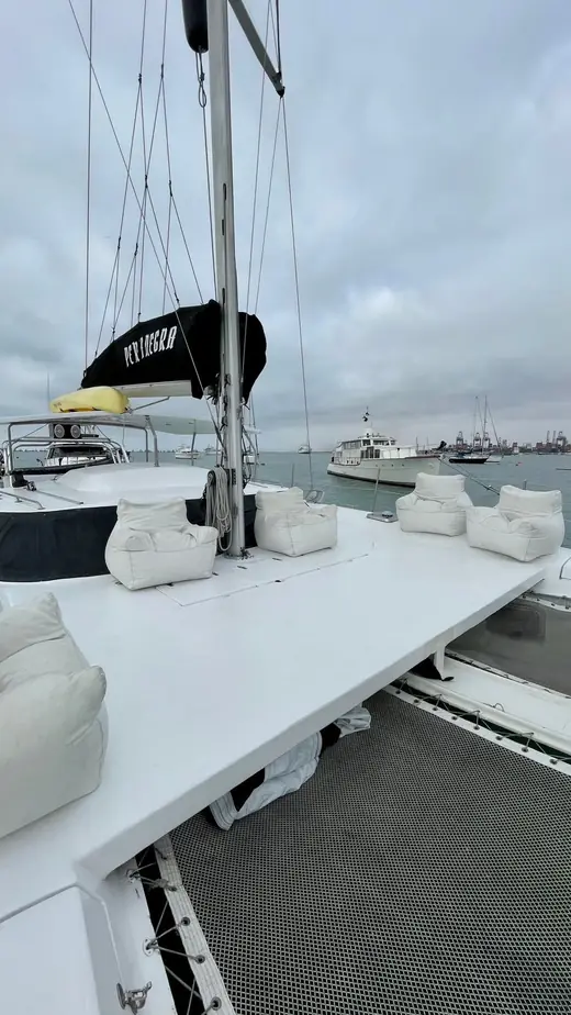 Cubierta con puffs del catamarán Perla Negra