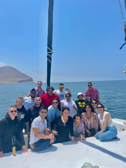 Grupo celebrando a bordo del catamarán Perla Negra
