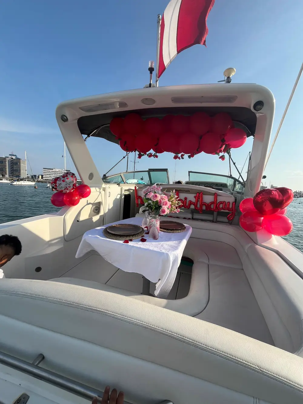 Yate Arimar decorado con globos rojos y mesa para dos