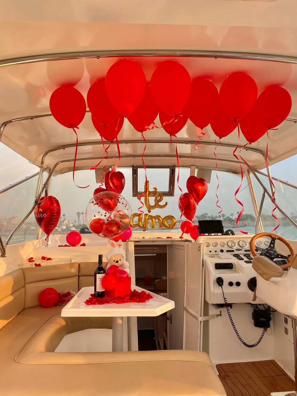 Decoración romántica con globos rojos a bordo del yate