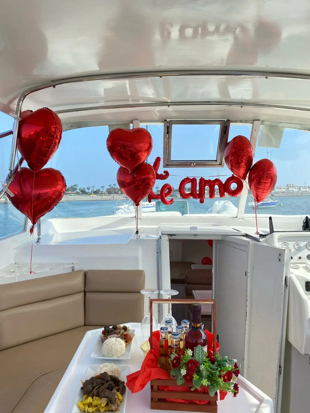 Mesa decorada con cena y globos de corazón