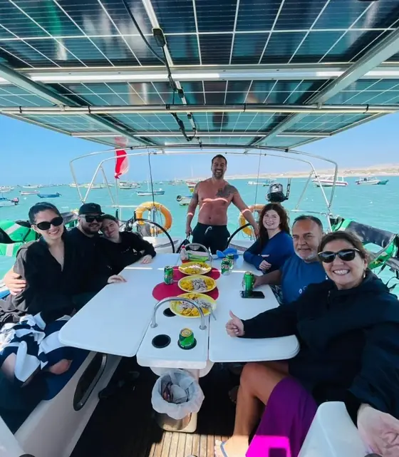 Grupo compartiendo a bordo del Velero Premium